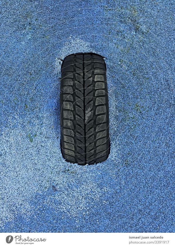 schwarzer Reifen auf blauem Grund Boden Land Schmutz dreckig Hintergründe texturiert Muster abstrakt Oberfläche rau Material alt Verlassen