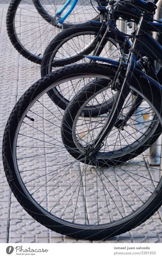 Räder des Fahrrads auf der Straße, Verkehrsmittel in der Stadt Bilbao Spanien Transport Fahrradfahren Zyklus Rad Objekt Sport Hobby Metall metallisch im Freien