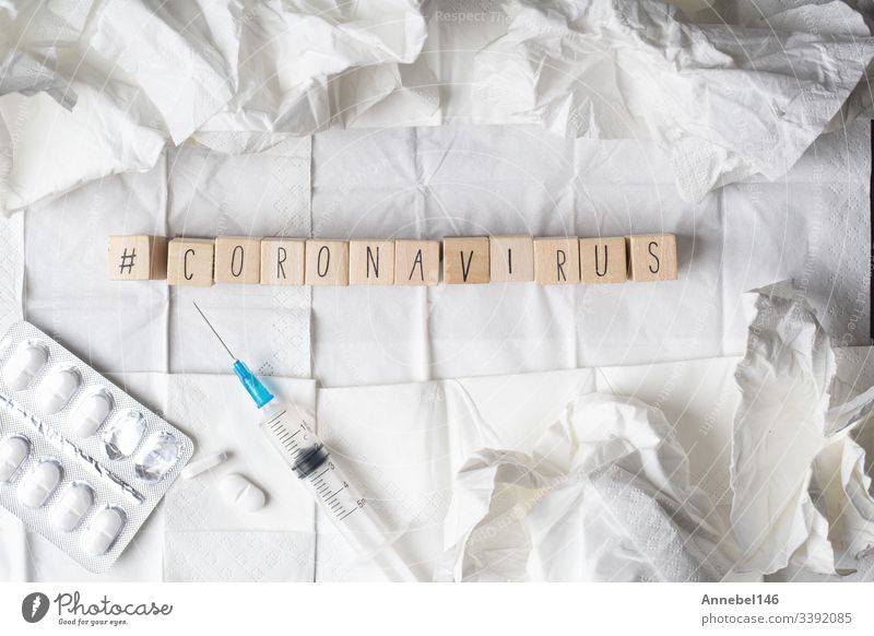 Coronavirus-Krankheit namens 2019-nCoV auf Holzwürfeln mit Hashtag Virus Ausbruch Infektion Konzept Seuche Impfstoff Medizin Grippe Syndrom China Pandemie