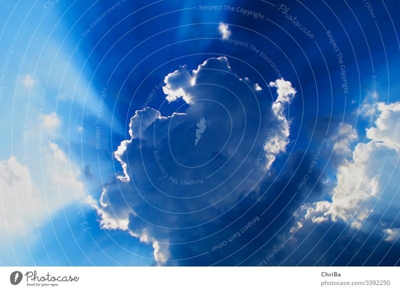 Beeindruckendes Schauspiel von Wolken und Sonnenstrahlen am blauen Himmel über dem Bodensee Blauer Himmel wolkenlandschaft Wolkenhimmel licht Lichtstreifen weiß