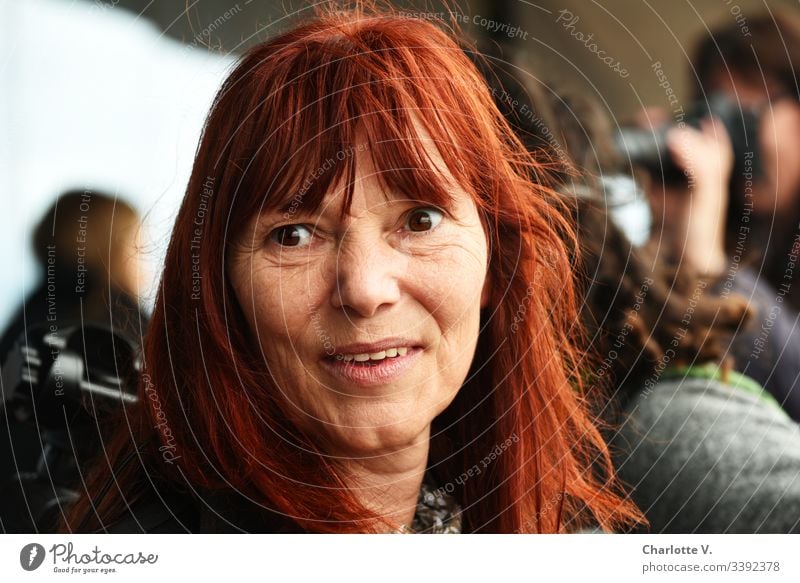 UT HH 2019| Starke Frau | Rothaarige Frau lächelt und blickt in die Ferne Porträt Frauengesicht rothaarig Erwachsene feminin Haare & Frisuren Gesicht Mensch