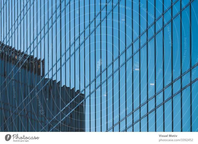 Glasfassade eines Bürogebäudes abstrakt abstrakter Hintergrund abstrakte Fotografie Nachmittag architektonisch Architektur Gebäudeplanung Gebäudefassade erbaut