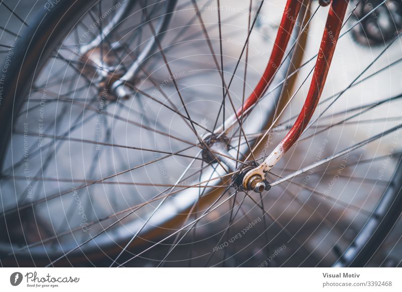 Nabe vom Fahrrad mit verbogenen Speichen - ein lizenzfreies Stock Foto von  Photocase
