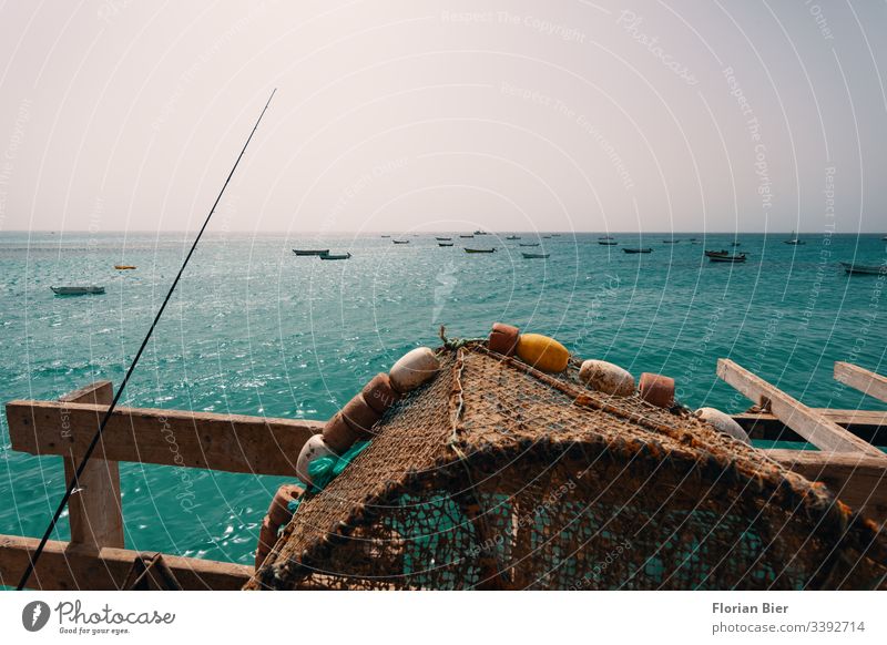 Angelplatz mit Fangkörben und Blick aufs Meer mit kleinen Booten Fischerdorf Angler Steg Angebot Verdienst Einkommen Wasser überleben Nahrungskette satt werden