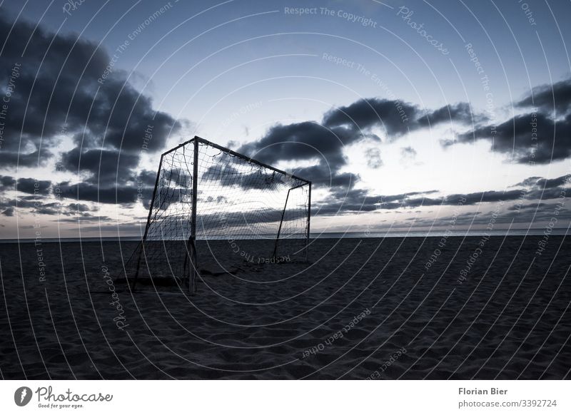 Fußballtor am Strand nach Sonnenuntergang Menschenleer Außenaufnahme Gedeckte Farben Farbfoto Ehrgeiz Beschäftigung improvisiert Spiel Afrika Stangen Gewinner