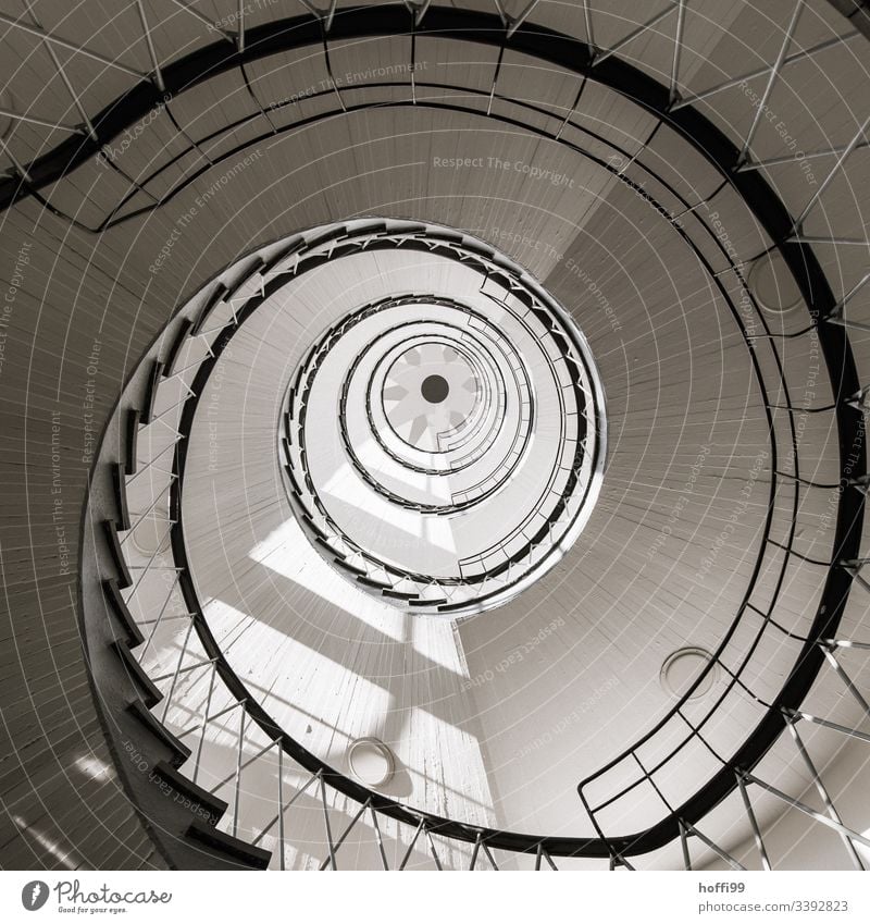 Wendeltreppe mit Schwindelgefühl Kurve kreisrund Menschenleer Leuchtturm Treppenhaus Spirale Haus Abstraktes Muster Architektonische Zusammenfassung