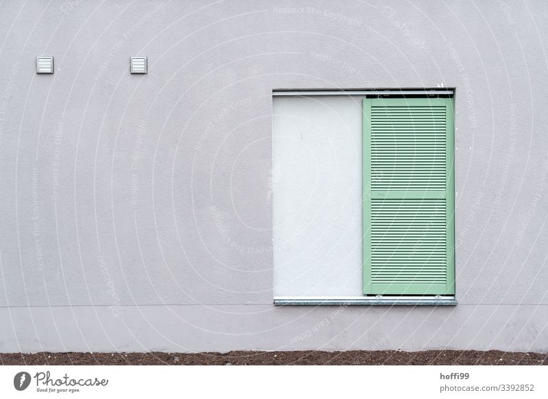 triste graueWand mit grüner Fensterladen Tristesse trostlos graue Wand depressivität Vergänglichkeit Verlassen Zentralperspektive Gedeckte Farben Depression