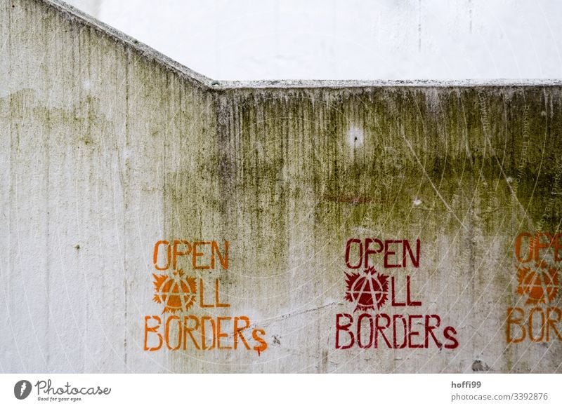 Forderung Botschaft Aussage - Öffnet alle Grenzen Grafik u. Illustration grafitti open all borders Politik & Staat politischer ausdruck Betonwand dreckig grau