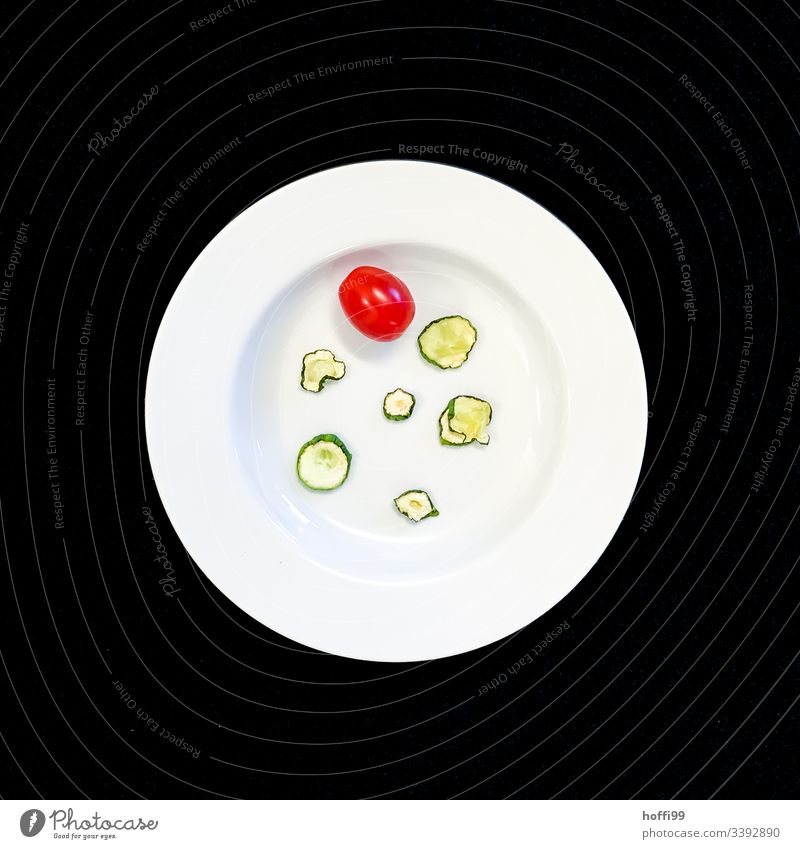 Teller mit getrockneter Gurke und Tomate mit schwarzem Hintergrund Stillleben Gurkenscheibe schwarzer hintergrund Minimalismus minimalistisch Kunst