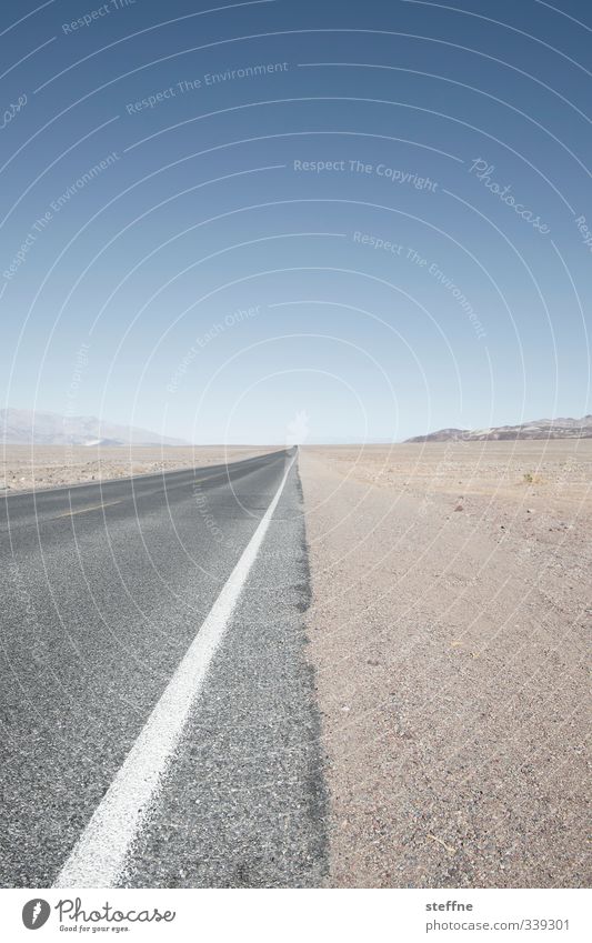 Ein langer Weg nach Haus Wolkenloser Himmel Sommer Schönes Wetter Schlucht Wüste Death Valley National Park USA Straße heiß anstrengen Freiheit Ferne