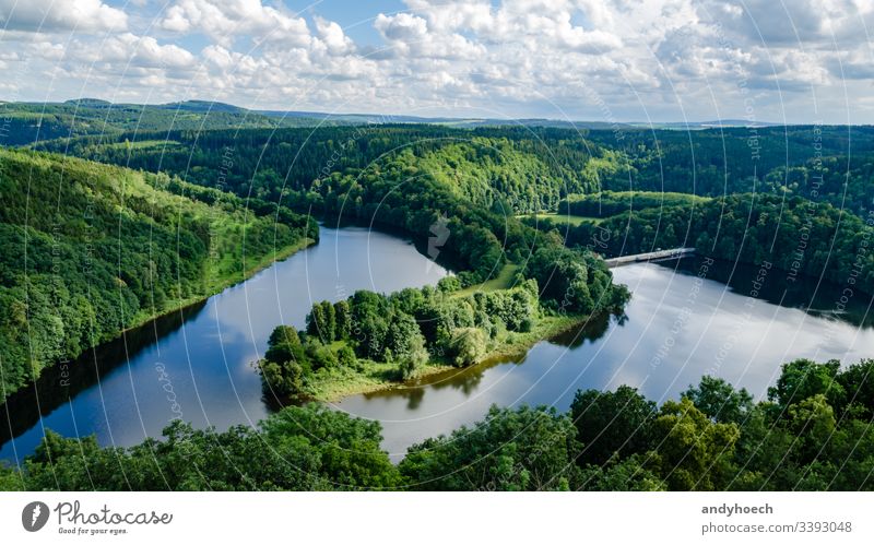 Vorgebirge mit einem Fluss und einem Damm oben Antenne Hintergrund schön Schönheit blau Wolken Kurs Tag Saum fließen fließend Vorsorge Wald Deutschland Gras