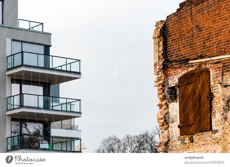altes Haus vs. neues Haus Architektur Balkone Baustein Makler bauen Gebäude Kapital Zement Großstadt Verschluss zusammenbrechend Konstruktion Design entfernen