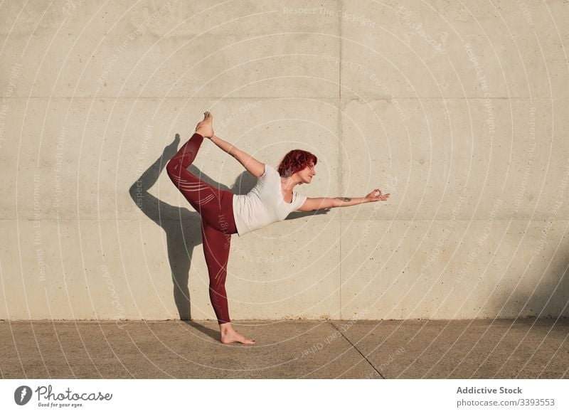 Frau macht Yoga in Herr der Tanzpose auf der Straße Dehnung üben Asana Training Übung beweglich Athlet Windstille gymnastisch Beton urban Wellness Wohlbefinden
