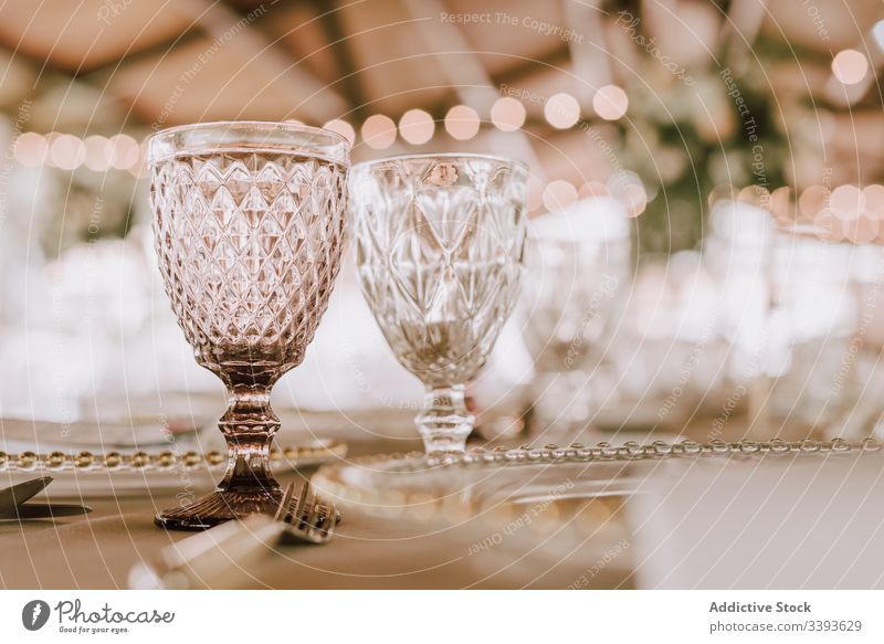 Elegante leere Gläser auf festlicher Tafel Glaswaren Restaurant Tisch Rezeption Catering Tabelleneinstellung Veranstaltung feiern Dienst durchsichtig