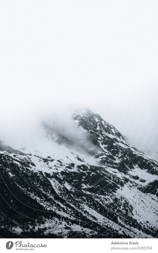 Winterliche Berglandschaft mit Schnee Berge u. Gebirge Landschaft schwer Felsen Gipfel kalt weiß Nebel Schneesturm Natur Himmel hoch Saison malerisch reisen