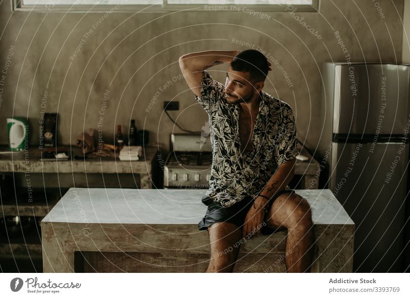 Nachdenklicher Mann ruht auf dem Tresen in der Küche ruhen Abfertigungsschalter nachdenklich Appartement sich[Akk] entspannen Windstille heimisch Morgen