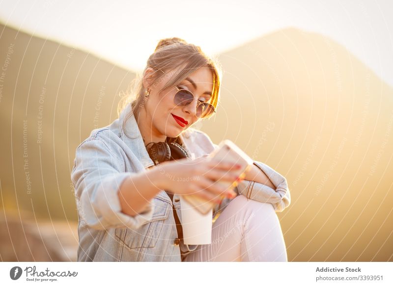 Junge Frau schießt im Urlaub mit Smartphone auf sich selbst schießen Selfie Handy Sonnenbrille lässig Stil Gerät Apparatur sich[Akk] entspannen Glück Dame ruhen