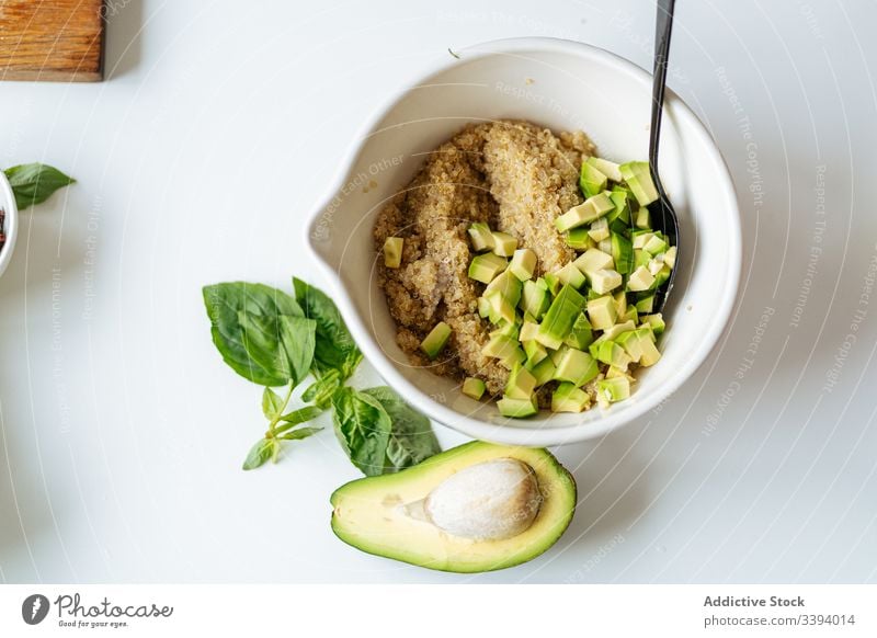Schüssel mit Quinoa und Avocado Rezept Schalen & Schüsseln Bestandteil Lebensmittel Essen zubereiten Gemüse Gesundheit grün Küche Mahlzeit Abendessen