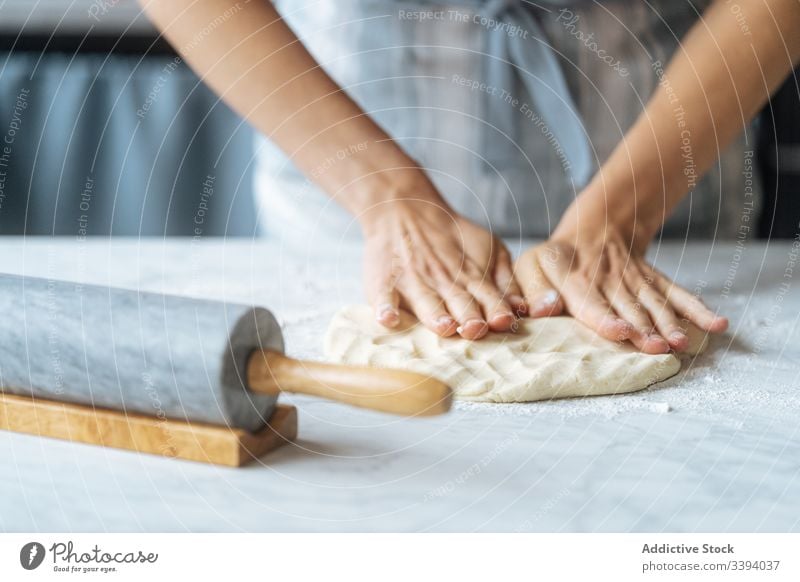 Teig kneten mit der Hand auf dem Tisch kochen Koch Kneten Teigwaren rollierend Stecknadel Mehl Vorbereitung Bäckerei Küche kulinarisch Herstellung backen