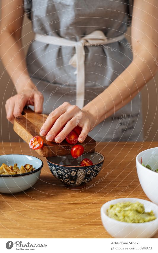 Nutzpflanzenfrau verschüttet Tomaten in Schüssel Frau Koch Salatbeilage Kirschtomate Schalen & Schüsseln hinzufügen Veganer Gesundheit Küche Speise Lebensmittel