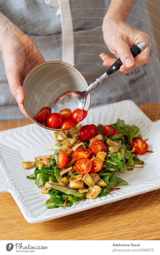 Frau legt Tomaten auf den Salat Lebensmittel Essen zubereiten Salatbeilage Kirsche Rezept Gemüse Bestandteil Küche Gesundheit Mahlzeit Hausfrau Abendessen