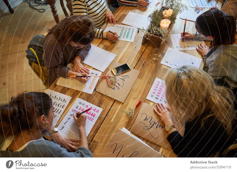 Schreibstunde im Kunstatelier Lektion zeichnen Schüler Trainer Tisch Menschengruppe Sitzung lässig Lifestyle sich[Akk] sammeln kreativ Kollege kooperieren