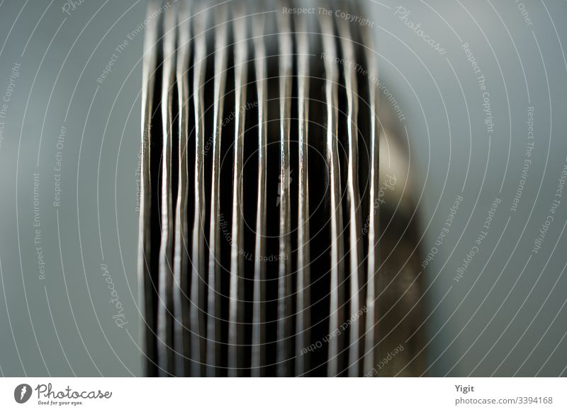 Nahaufnahme von metallischen Servierplatten abstrakt Kunst Hintergrund schwarz Unschärfe Business Design Detailaufnahme Gerät Schrotthaufen industriell