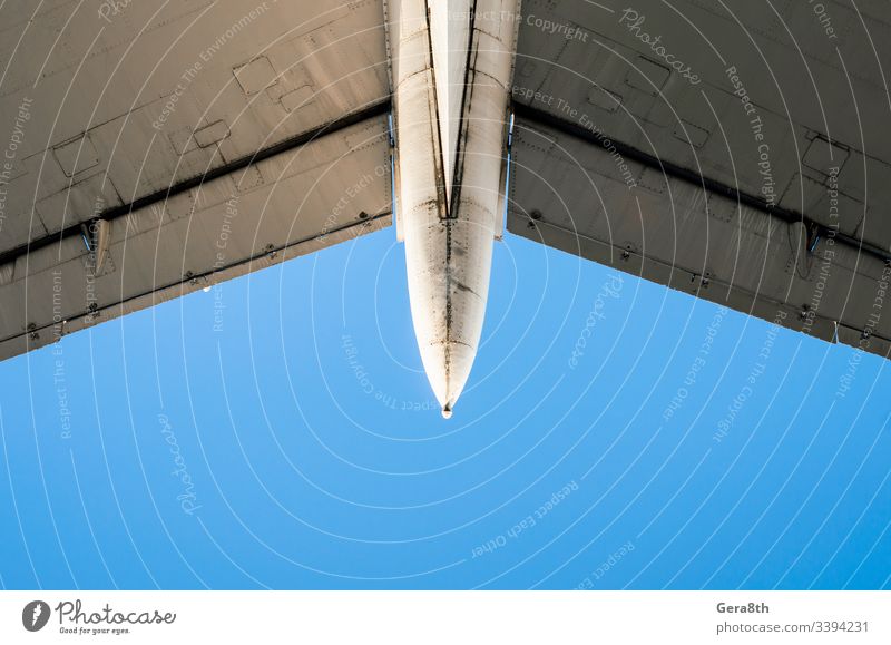 Fragment von Flugzeugflügeln auf einem Hintergrund mit blauem Himmel Lufttransport Luftverkehr Farbe detailliert Maschinenbau Fliege Bruchstück bügeln