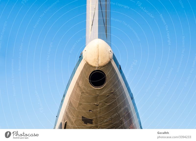Flugzeugfragment eines alten Verkehrsflugzeuges vor blauem Himmel Lufttransport Luftverkehr Hintergrund Farbe detailliert Maschinenbau Fliege Bruchstück bügeln