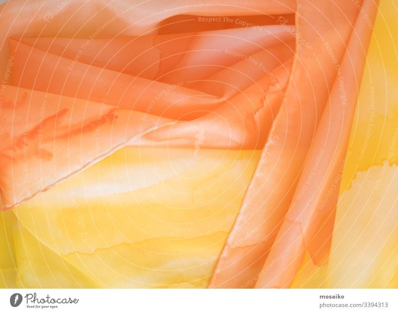 Nahaufnahme eines handfarbenen orange-gelben Seidenschals pongé Wasserfarbe Waldorf Acryl Aquarell Kunst künstlerisch Textil Gewebe Seidenmalerei Malerei