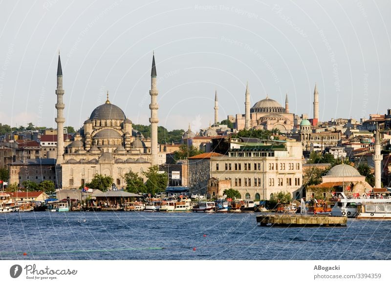 Stadtsilhouette von Istanbul in der Türkei, Blick vom Goldenen Horn auf die Neue Moschee im Stadtteil Eminonu. Großstadt Truthahn Skyline Stadtbild eminonu