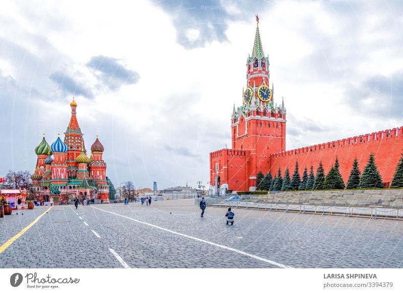 Moskauer Kreml mit Spasski-Turm und Basilius-Kathedrale im Zentrum der Stadt am Roten Platz, Moskau, Russland rot moskauer kreml Architektur Wahrzeichen Quadrat