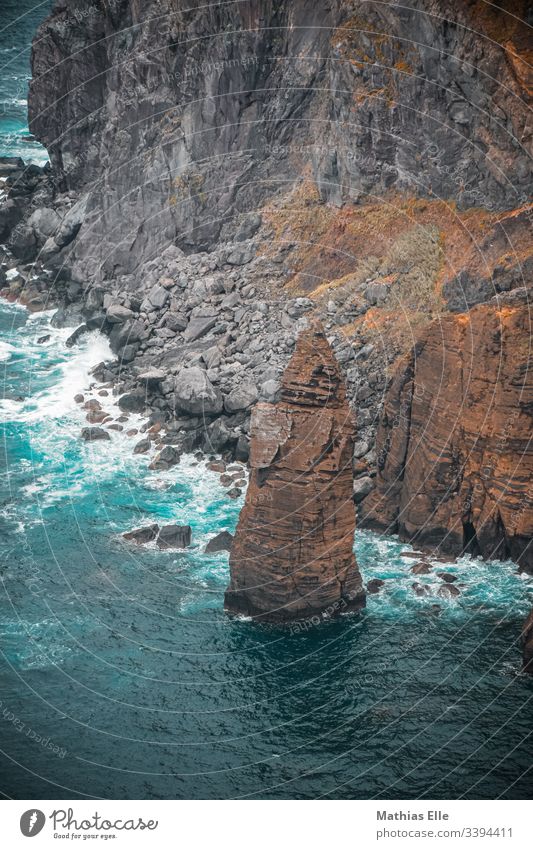 Großer Felsen an der Atlantikküste auf den Azoren São Miguel Sao Miguel Küste Außenaufnahme braun Wolken Abenteuer Sommer Meer Wasser blau Vogelperspektive Tag