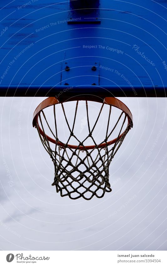 Basketballkorb, Straßenkorb in der Stadt Bilbao Spanien Reifen Korb Himmel blau Silhouette kreisen anketten metallisch Netz Sport Sportgerät spielen Spielen