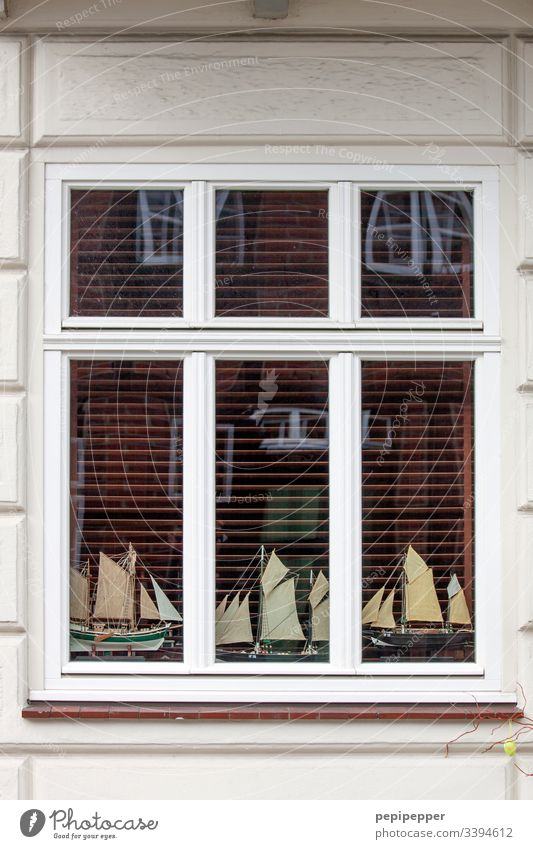 Modellbau, Schiffe, Fenster Segelschiff Fassade Schifffahrt Segeln Segelboot Farbfoto schalusie Menschenleer Spiegelung Fensterbank Glasscheibe Außenaufnahme
