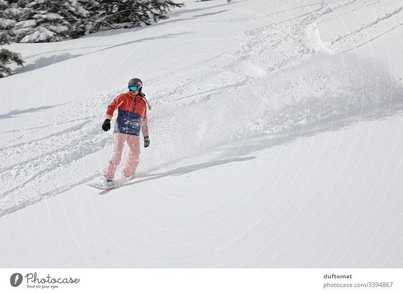Neuschnee für die Snowborderin Snowboard Mädchen Snowboarding Sport Wintersport Berge u. Gebirge Freestyle Pulverschnee abwärts Skipiste Tiefschnee Winterurlaub