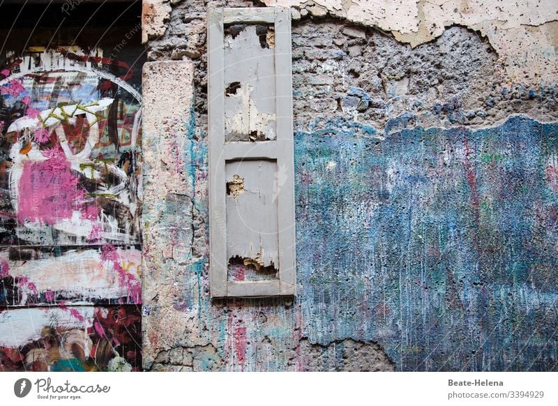 Leerstand 3 verfallen Vergänglichkeit Zerstörung Fenster Verfall Graffiti Abrissgebaüde