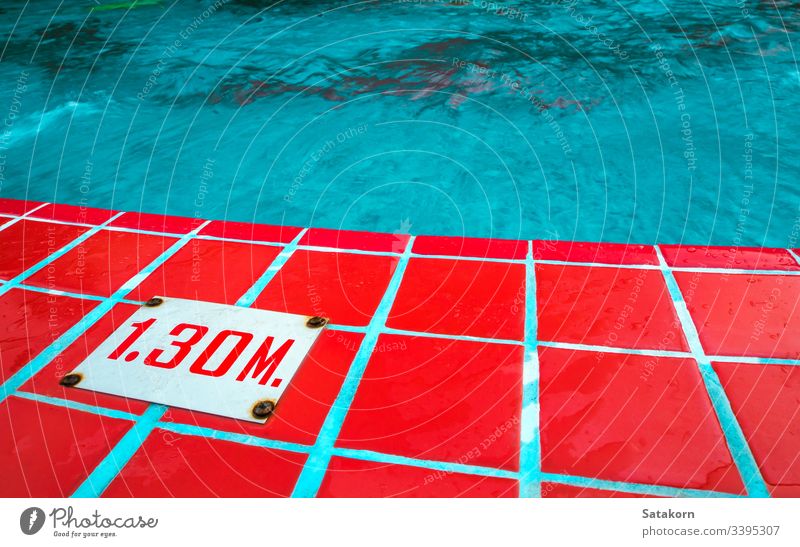 Tiefenschild am Rand des Schwimmbads Wasser Niveau Pool Mark tief Nummer Indikator Meter Zeichen im Freien Oberfläche blau Fliesen u. Kacheln rot