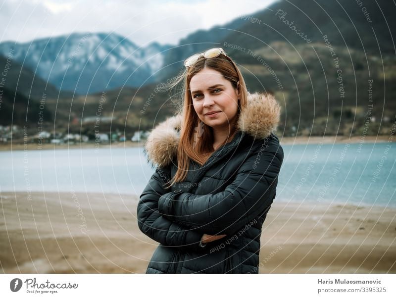 Junge schöne blonde Frau in der Natur, am Seeufer und auf dem Berggipfel im Hintergrund Erwachsener Abenteuer attraktiv Schönheit Kaukasier kalt Textfreiraum