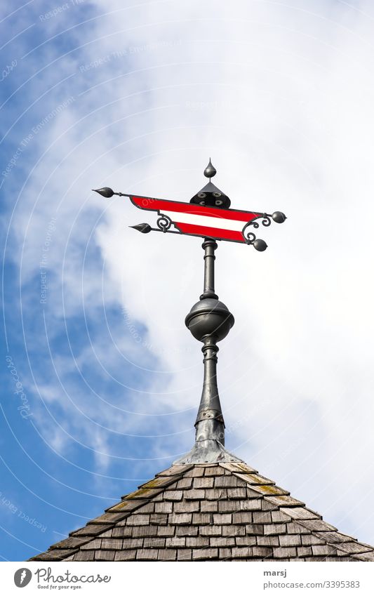 Österreichisches Wappen auf einem kleinen Dach. Schindeln Kugeln Architektur Spitze Rot Weiß Rot Himmel rot Gebäude Dachziegel Bauwerk Wolken hinauf