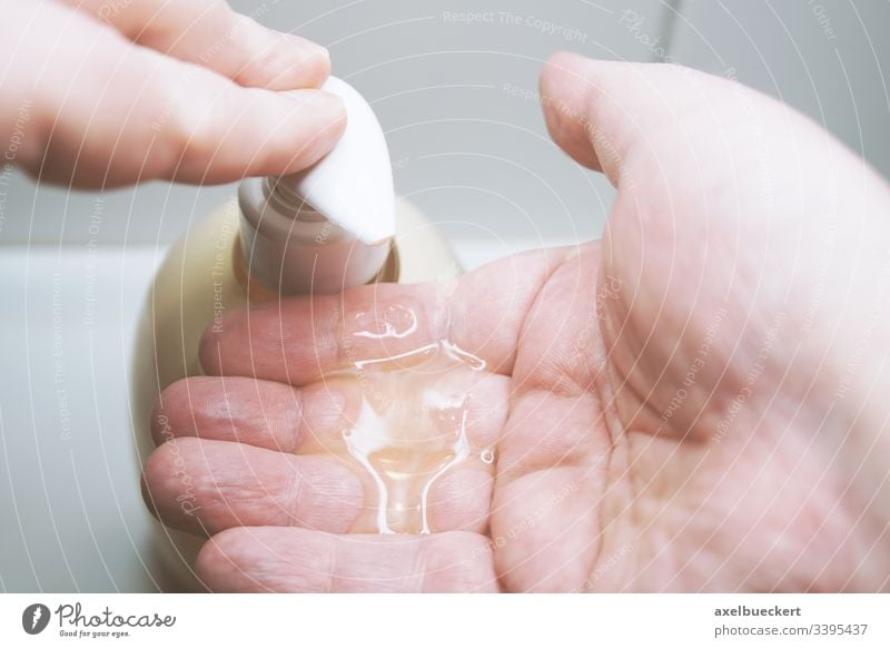 Verwendung eines Seifenspenders vor dem Händewaschen Flüssigseife Waschen Hygiene Hand Sauberkeit verwenden Bad Waschbecken Gesundheit Pflege Gesundheitswesen