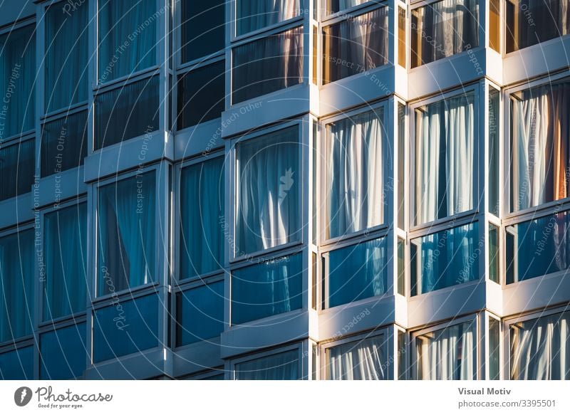Eklektisch verglaste Fassade eines städtischen Gebäudes Stadtfassade Architektur Struktur Fenster urban verglaste Fenster keine Menschen eklektisch