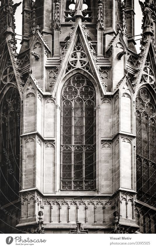Filigrane Skulpturen eines gotischen Hauptturms der Kathedrale in Schwarz-Weiß filigran Turm Architektur Gothic Basilika im Freien Außenseite architektonisch