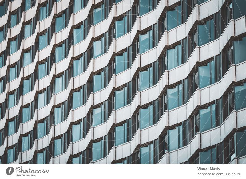 Unregelmäßige Fassade eines städtischen Gebäudes, die ein Muster erzeugt abstrakt abstrakter Hintergrund abstrakte Fotografie Nachmittag architektonisch