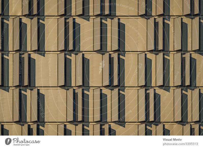 Moderne Gebäudefassade voller Fensterläden Stadtfassade Architektur Struktur Fassade urban keine Menschen eklektisch abstrakter Hintergrund Gebäudeplanung