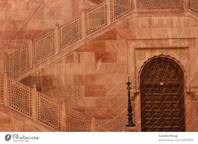 Rosarote Palastmauern/ Fassade und wundervolle Türen. Beides regt mich immer wieder zu Phantasien aus 1001 an. Aufgenommen würde dieses Bild am Palast von Bikaner/ Rajasthan/ Indien