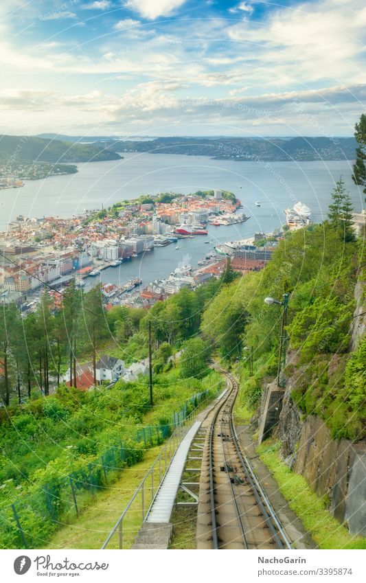 Erstaunliche Aussicht auf die Stadt Bergen von der Spitze des Berges Fløyen in Norwegen. Standseilbahn floyen Reittier Eisenbahn Berge u. Gebirge Himmel reisend