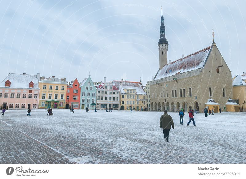 Mittelalterlicher Rathausplatz von Tallinn im Winter, Estland Stadt Saal Quadrat Großstadt Schnee Menschen Kapital mittelalterlich reisen Europa Gebäude Straße