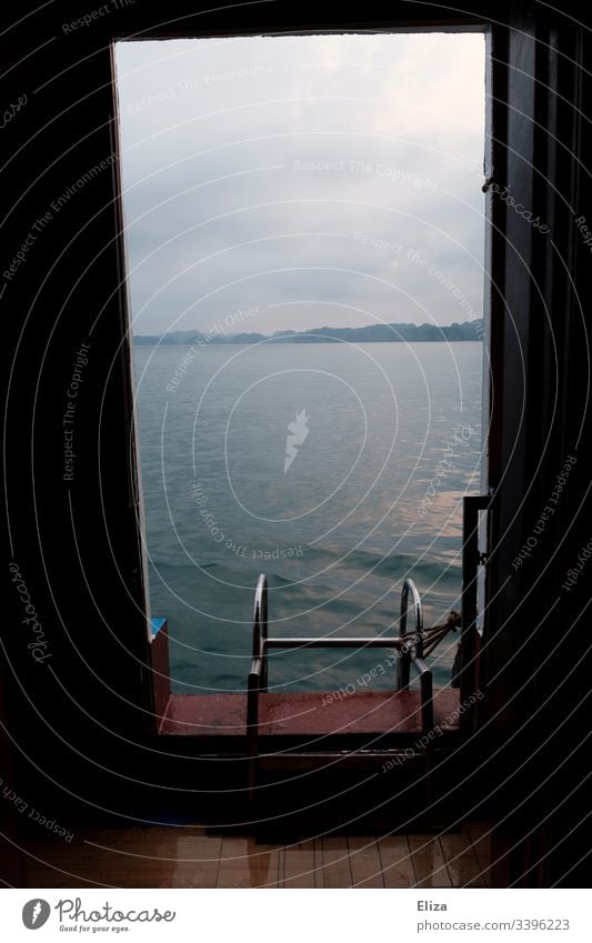 Blick aus der Tür eines Schiffes auf eine Badeleiter und das Meer fenster aufs Wasser baden Leiter Aussicht Freiheit Schwimmen & Baden Ferien & Urlaub & Reisen