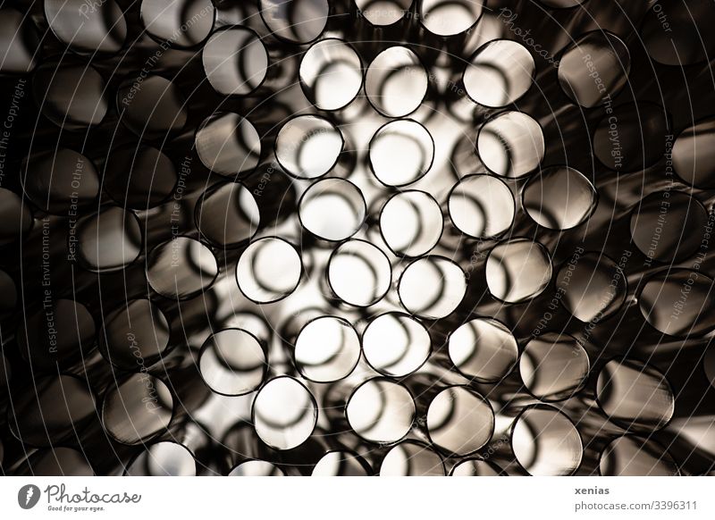 Blick durch Trinkhalme Hell Licht Strukturen & Formen Schatten Detailaufnahme abstrakt macro shot rund Muster Röhren Rohre Kontrast dunkel xenias